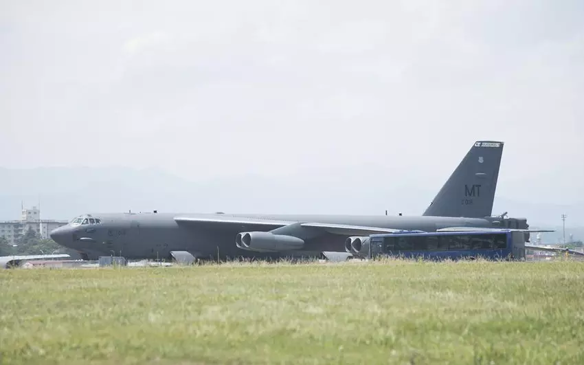 Der Atombomber B-52H Stratofortress stattete Japan einen unerwarteten Besuch ab - zum ersten Mal seit 34 Jahren musste das strategische Flugzeug in Tokio notlanden