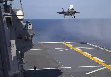 Der japanische Hubschrauberträger JS Izumo wird ...