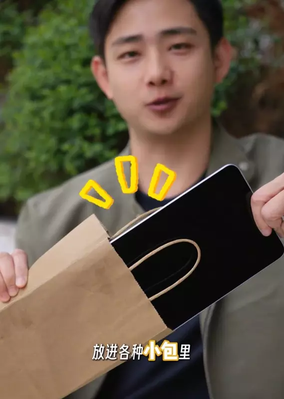 Produktdirektor Qiao Jiadong mit Oppo Pad Mini