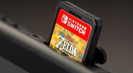 Chinesische Zollbeamte halten eine Frau fest, die 350 Nintendo Switch-Cartridges im Wert von 9.660 Dollar in ihrem BH mit sich führt