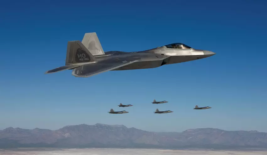 US F-22 und F-16 fangen in der Nähe von Alaska eine Gruppe russischer Flugzeuge ab, darunter Tu-95-Atombomber und Su-35-Jäger