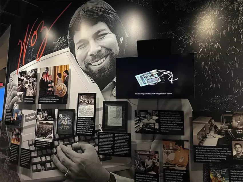 Ausstellungsstücke aus der Apple-Ausstellung im Mimms Museum of Technology and Art