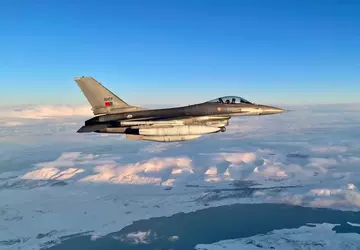 Portugiesische F-16-Kampfjets fangen ein russisches IL-76-Militärflugzeug ...