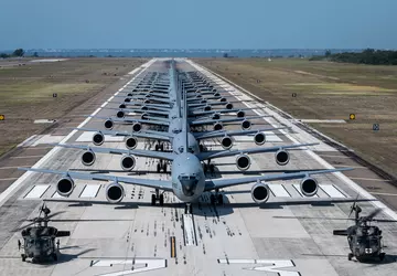 US-Luftwaffe demonstriert "Elefantenritt" von 18 riesigen ...