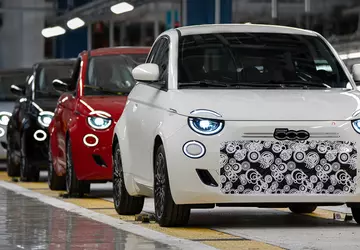 Der erste Fiat 500 Hybrid läuft ...