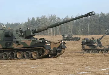 Polnische Panzerartillerieeinheiten vom Typ Krab mit ...