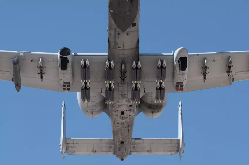 Das Kampfflugzeug A-10 Thunderbolt II kann nach einem Software-Upgrade 16 GBU-39/B SDB-Hochpräzisionsbomben tragen