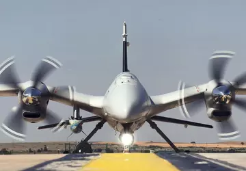 Türkische Kampfdrohne Bayraktar Akinci zum ersten ...