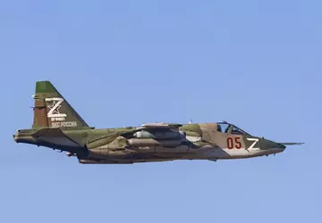 Ukrainische Streitkräfte schießen feindliche Su-25 in ...