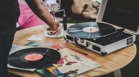 Vinyl-Schallplatten verkaufen im zweiten Jahr in Folge mehr als CDs