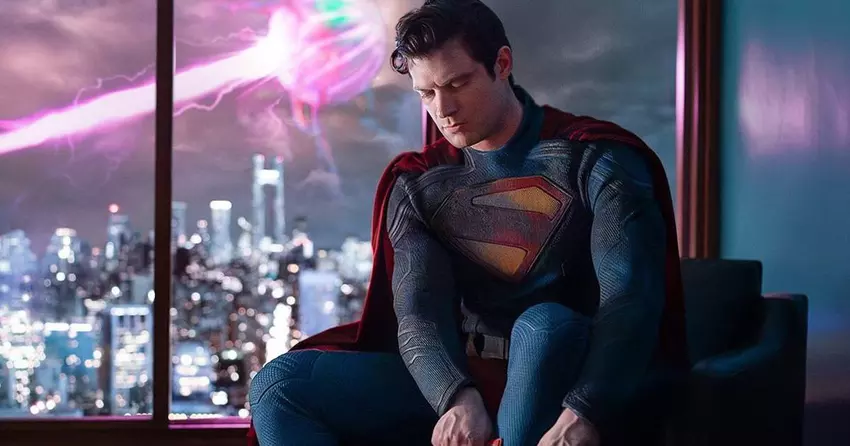 James Gunn enthüllt das erste Foto von David Corensworth als neuer Superman: Aber was ist das für eine mysteriöse Kreatur im Hintergrund?