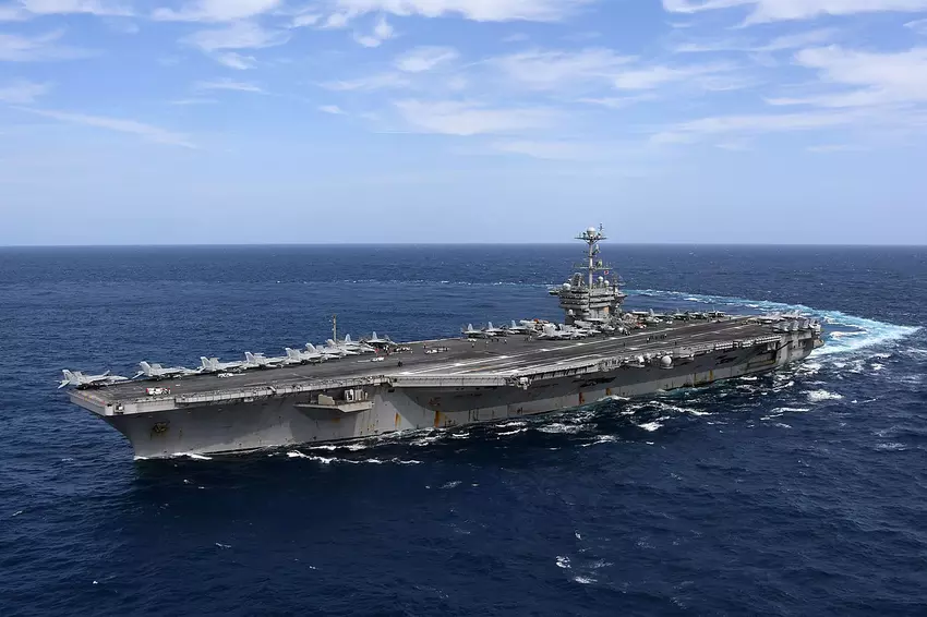 Jemenitische Houthis haben nach eigenen Angaben einen gemeinsamen Angriff auf den Flugzeugträger USS Harry S. Truman durchgeführt