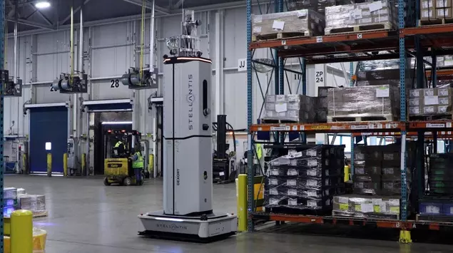 Stellantis führt Lagerroboter in den Anlagen ...