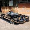 Adam West vor dem Batmobile