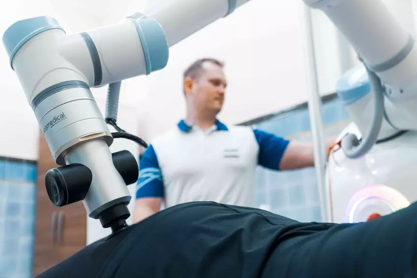 Anna, die Roboter-Masseurin: Der weltweit erste KI-Massageroboter Rocozyer ist in der Tschechischen Republik auf den Markt gekommen - und er kümmert sich nicht um Cellulite