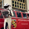 Vorderansicht des Porsche Experience Centers in Singapur