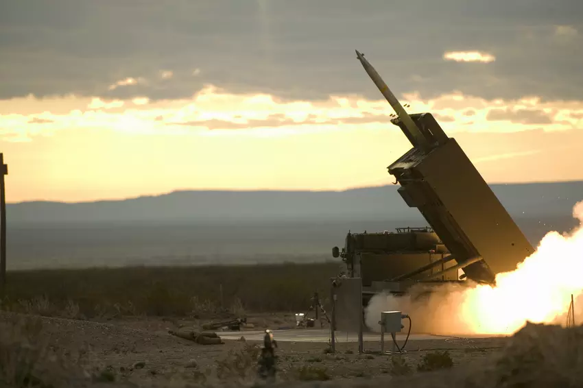 Großbritannien rüstet M270 MLRS-Mehrfachraketen-Systeme zu M270A2 auf und erhält GMLRS-ER- und PrSM-Raketen mit einer Startreichweite von bis zu 500 km