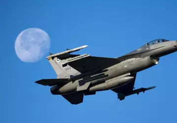 Die F-16 Fighting Falcon wird die ...