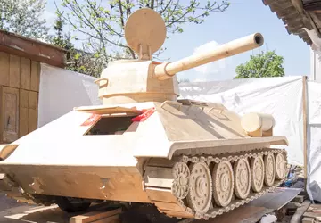 Weißrussland stationiert Holzpanzer an der Grenze ...