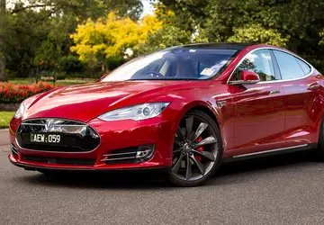 Deutscher in Tesla Model S fuhr ...