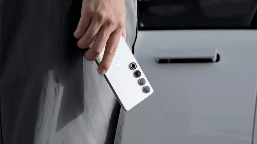 Polestar Phone: 6,79-Zoll-LTPO-OLED-Display, Snapdragon 8 Gen 3-Chip, 1 TB Speicherplatz, IP68-Schutz und Integration mit dem Elektroauto Polestar 4