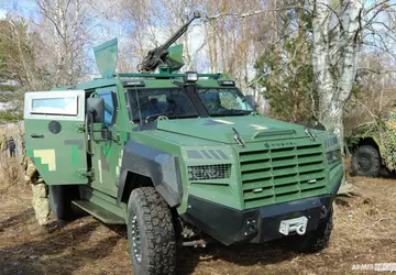 Kanadisches Panzerfahrzeug Roshel rettet ukrainische Verteidiger ...