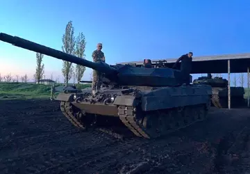 Deutsche Leopard 2A6-Panzer beschießen russische T-62MV ...
