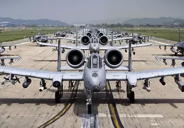 Das ikonische Kampfflugzeug A-10 Thunderbolt II ...