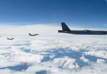 Rafale- und Eurofighter-Typhoon-Kampfflugzeuge haben zwei US-Atombomber ...