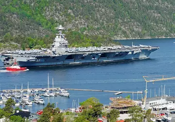 USS Gerald R. Ford macht historischen ...