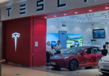 Die Mitarbeiter von Tesla China arbeiten ...