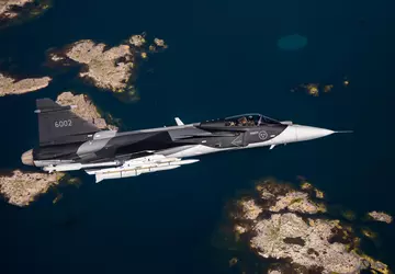 Kampfflugzeug Gripen E setzt zum ersten ...