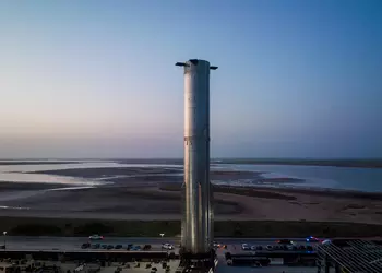SpaceX rollte einen neuen Super Heavy ...