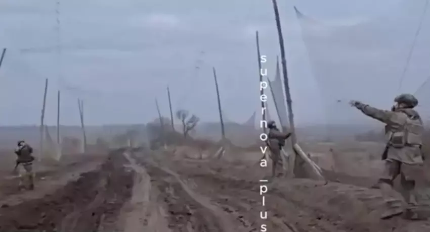 Russen beginnen mit der Einzäunung von Autobahnen, um sie vor FPV-Drohnen zu schützen