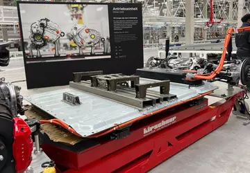 Tesla demonstriert neues 4680-Batteriepaket