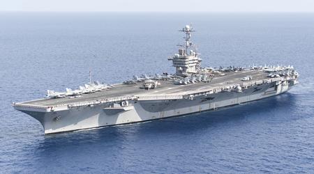 Ein F/A-18E-Kampfjet stürzt vom Deck des Flugzeugträgers Harry S. Truman ins Meer