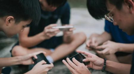 Das indische Dorf hat Kindern unter 18 Jahren offiziell die Nutzung von Smartphones verboten. Geldstrafen für Verstöße