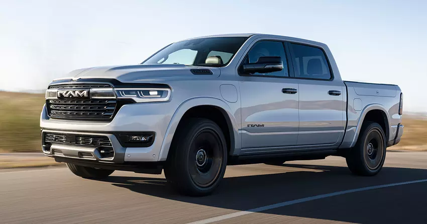 Stellantis hat beschlossen, zuerst den benzinelektrischen Pickup Ram 1500 Ramcharger auf den Markt zu bringen, während der batteriebetriebene Ram 1500 REV auf das Jahr 2026 verschoben wurde.