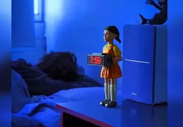 Schießender Wecker in Form einer Killerpuppe ...