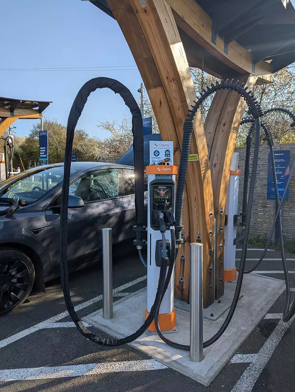 Kempower Satellitenladestation mit CableGuard-Kabelschutz