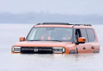 Das SUV der Premium-Marke Chery überquerte ...