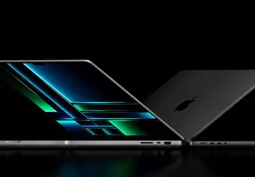 Apple arbeitet an einem Laptop mit ...