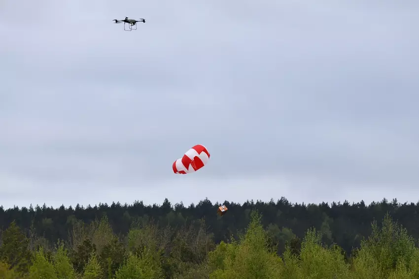 Ein Paket mit Medikamenten, das aus einer Drohne abgeworfen wurde