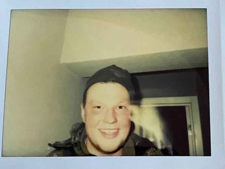 Der Besetzer verstand das Polaroid nicht und hinterließ sein Foto in der durchwühlten Wohnung: Mit Hilfe von KI wurde der „Selfie-Liebhaber“ bereits identifiziert