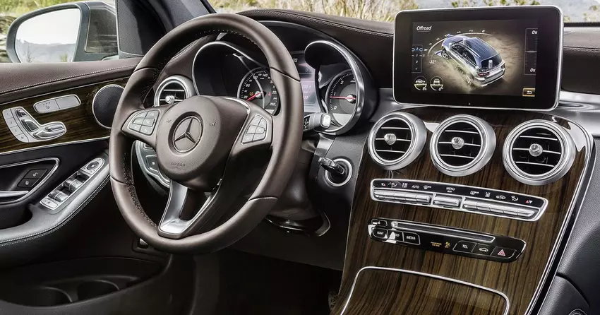 Mercedes-Autoeigentümer klagen wegen rissigem Holzdekor