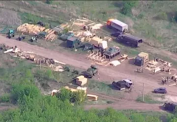 Die Luftaufklärung zeigt, dass vor Ort ...