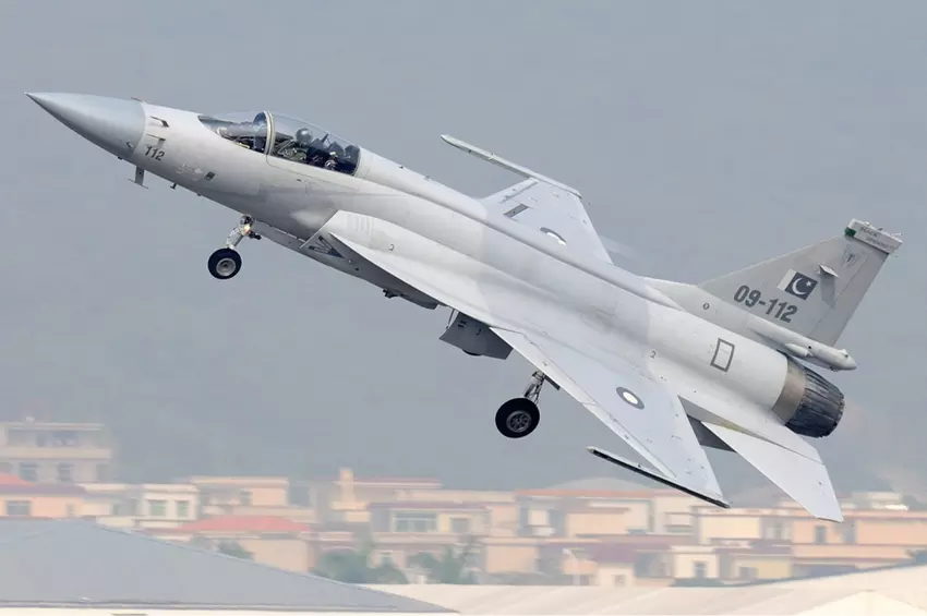 Argentinien erwägt den Kauf indischer Tejas und chinesisch-pakistanischer JF-16 Thunder-Kampfflugzeuge