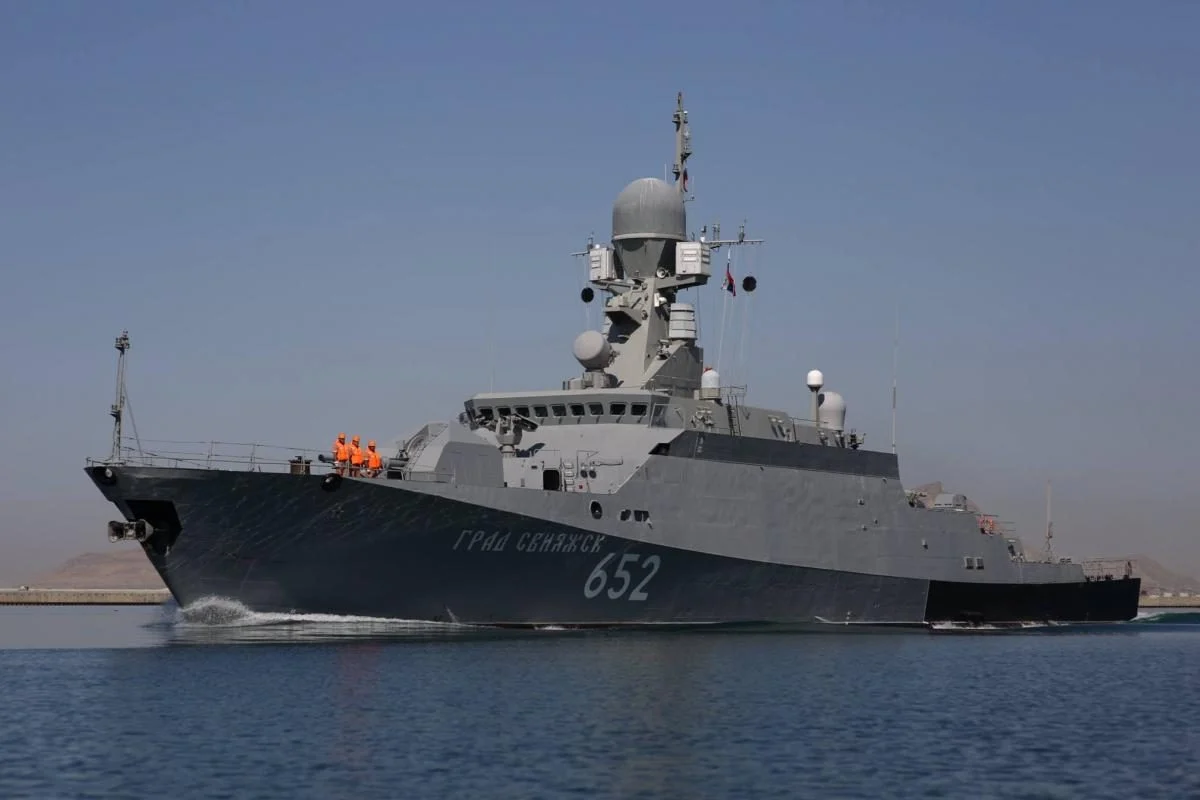 DIU trifft Kalibriv-Trägerschiff mit einem kombinierten Drohnenangriff DIU trifft Kalibriv-Trägerschiff mit einem kombinierten Drohnenangriff