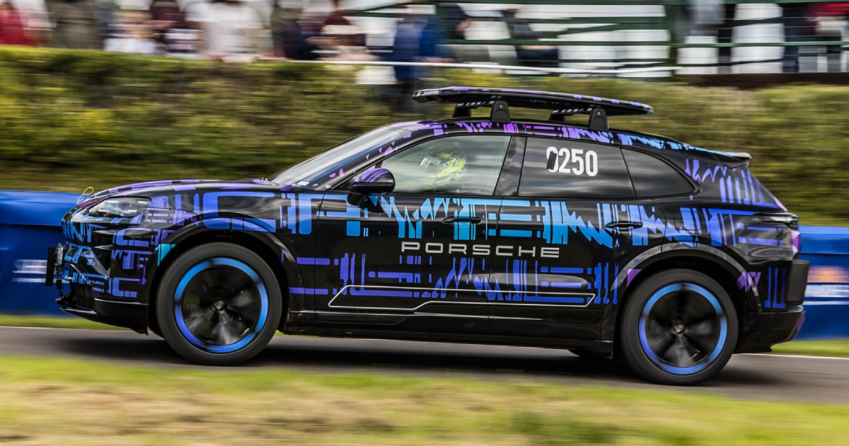 Erster Blick auf das camouflierte Elektrofahrzeug Porsche Cayenne Elektrischer Porsche Cayenne während der Tests in Tarnung gesichtet