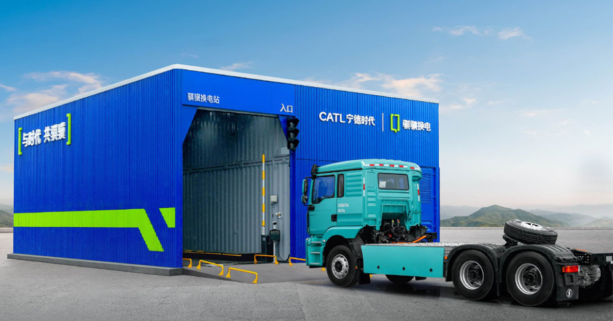 Laden in Minuten: Innovative Stationen für riesige elektrische Lkw Revolution auf der Autobahn: Schnellwechselstationen für elektrische Lkw